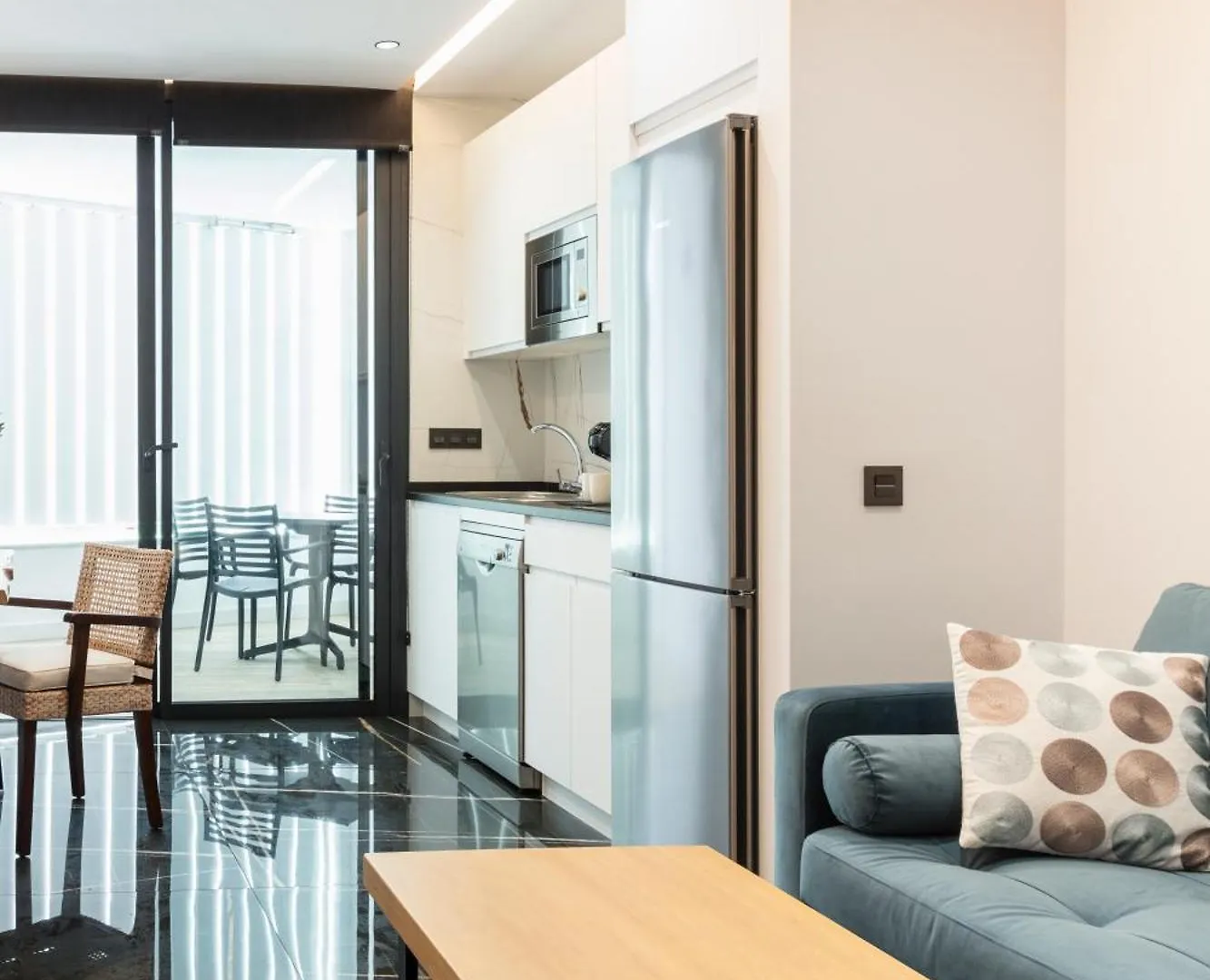 Un Acogedor Complejo Compuesto De 5 Apartamentos Barbate