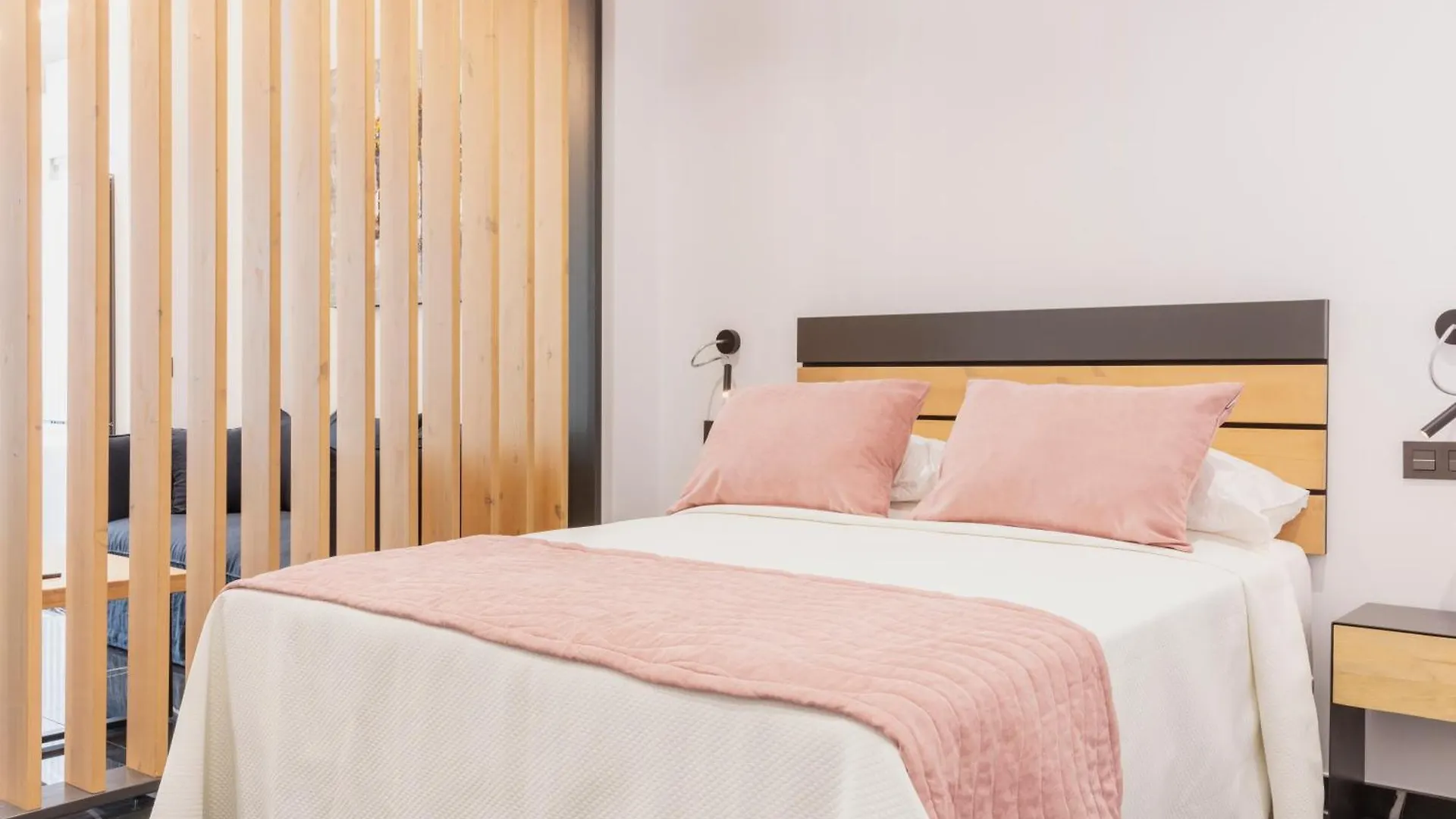 Un Acogedor Complejo Compuesto De 5 Apartamentos Barbate Spanien