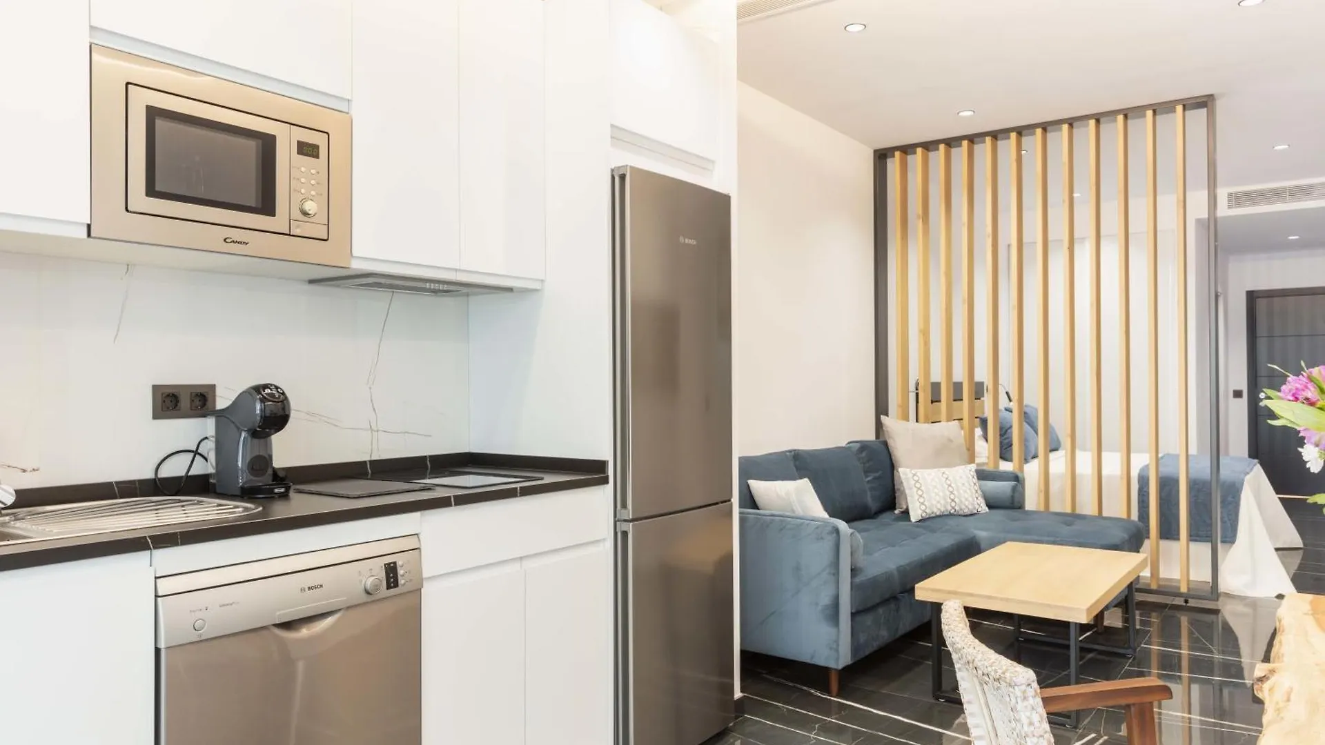 Un Acogedor Complejo Compuesto De 5 Apartamentos Barbate Spanien