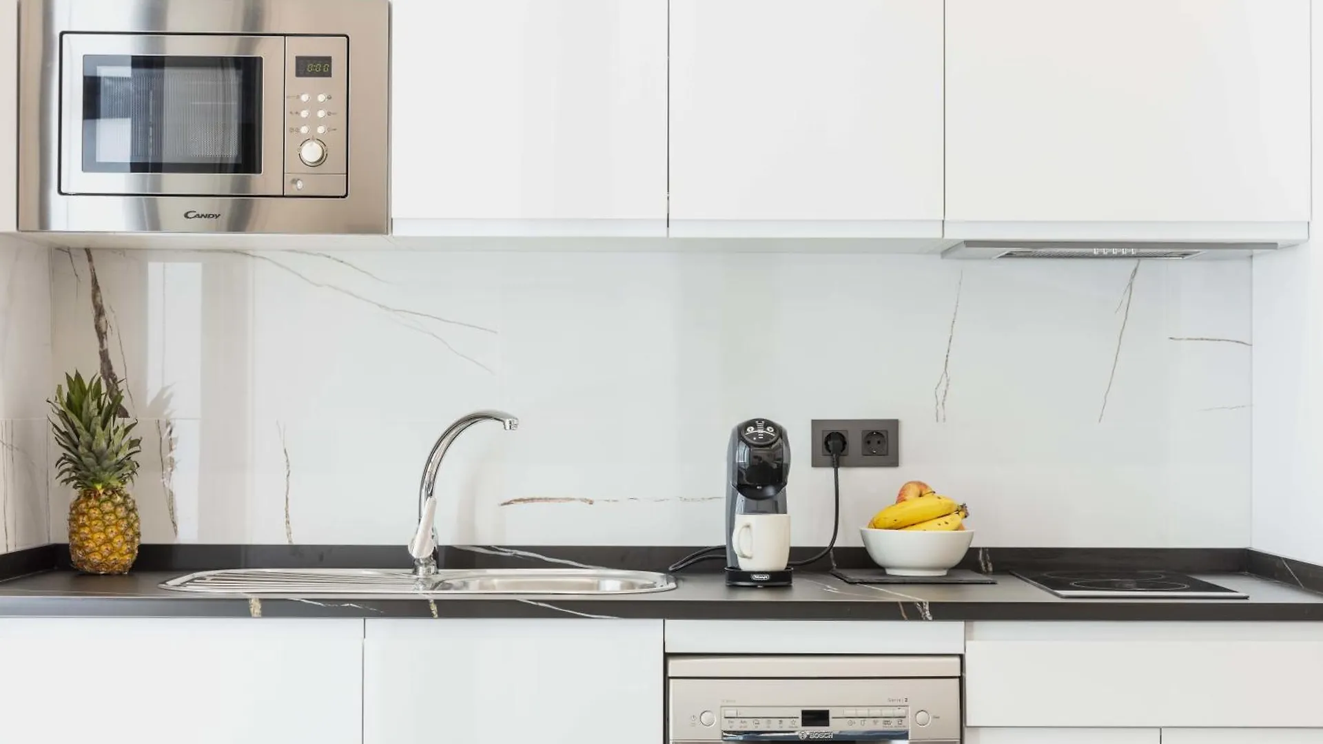 Un Acogedor Complejo Compuesto De 5 Apartamentos Barbate