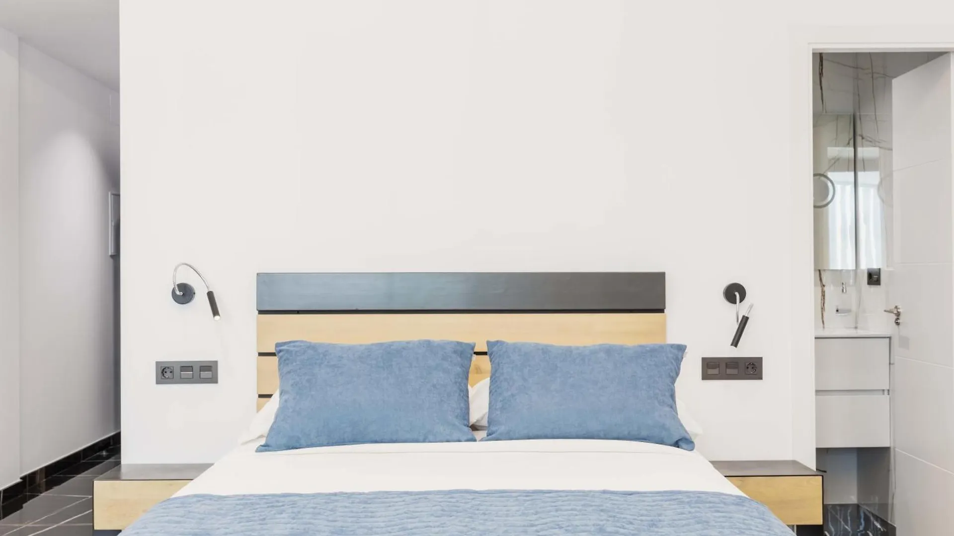 Un Acogedor Complejo Compuesto De 5 Apartamentos Barbate Spanien