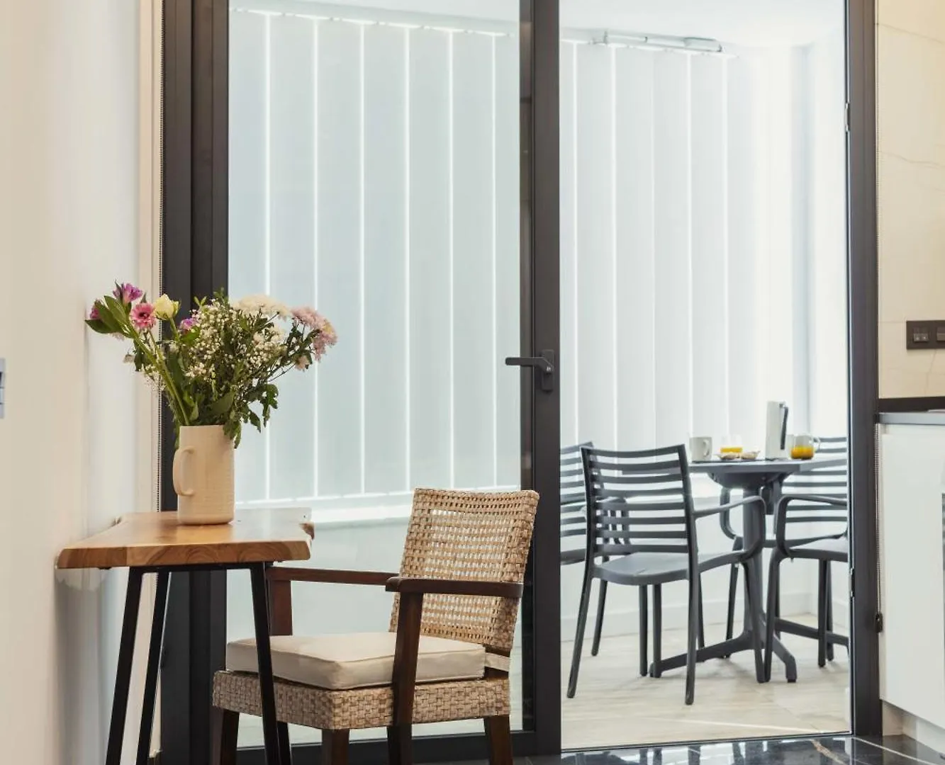 Un Acogedor Complejo Compuesto De 5 Apartamentos Barbate