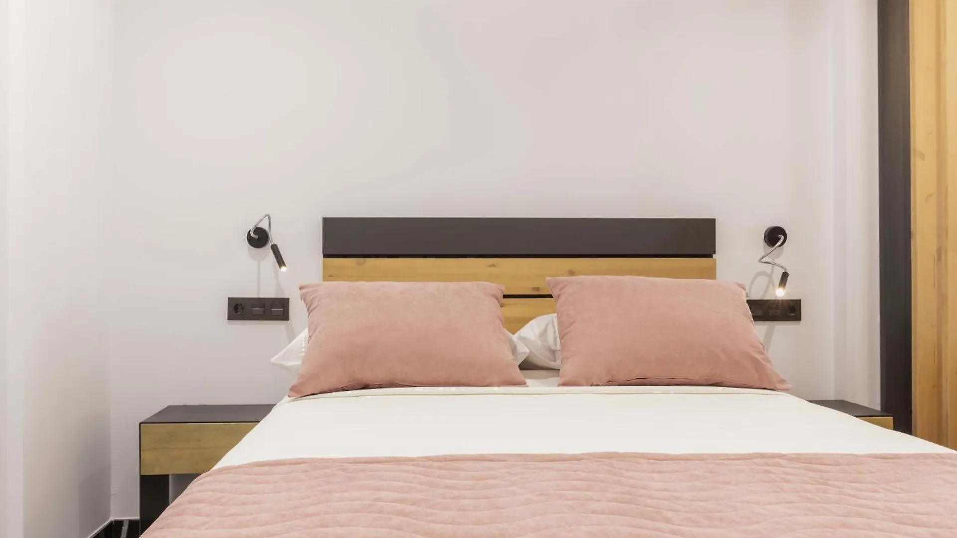 Un Acogedor Complejo Compuesto De 5 Apartamentos Barbate Lägenhet