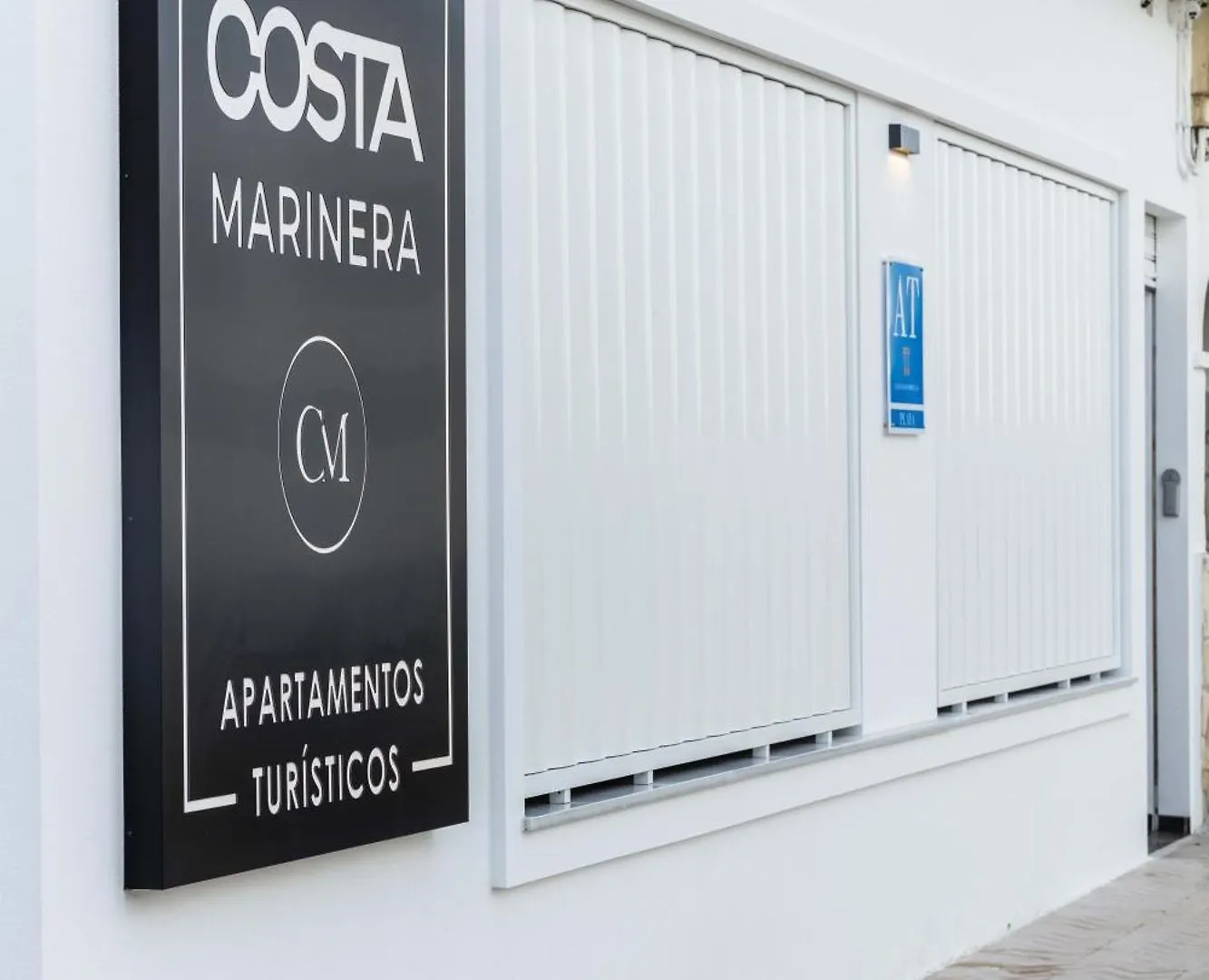 Un Acogedor Complejo Compuesto De 5 Apartamentos Barbate