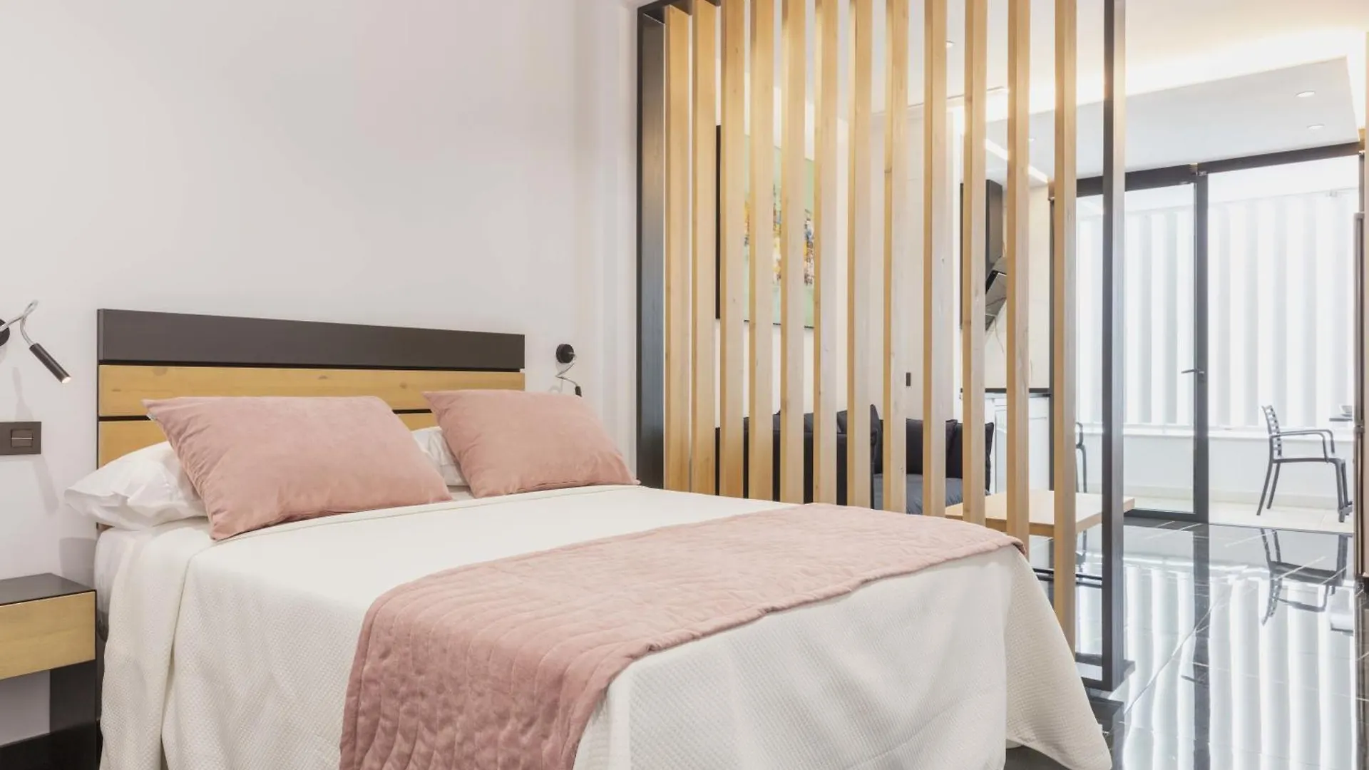 Un Acogedor Complejo Compuesto De 5 Apartamentos Barbate
